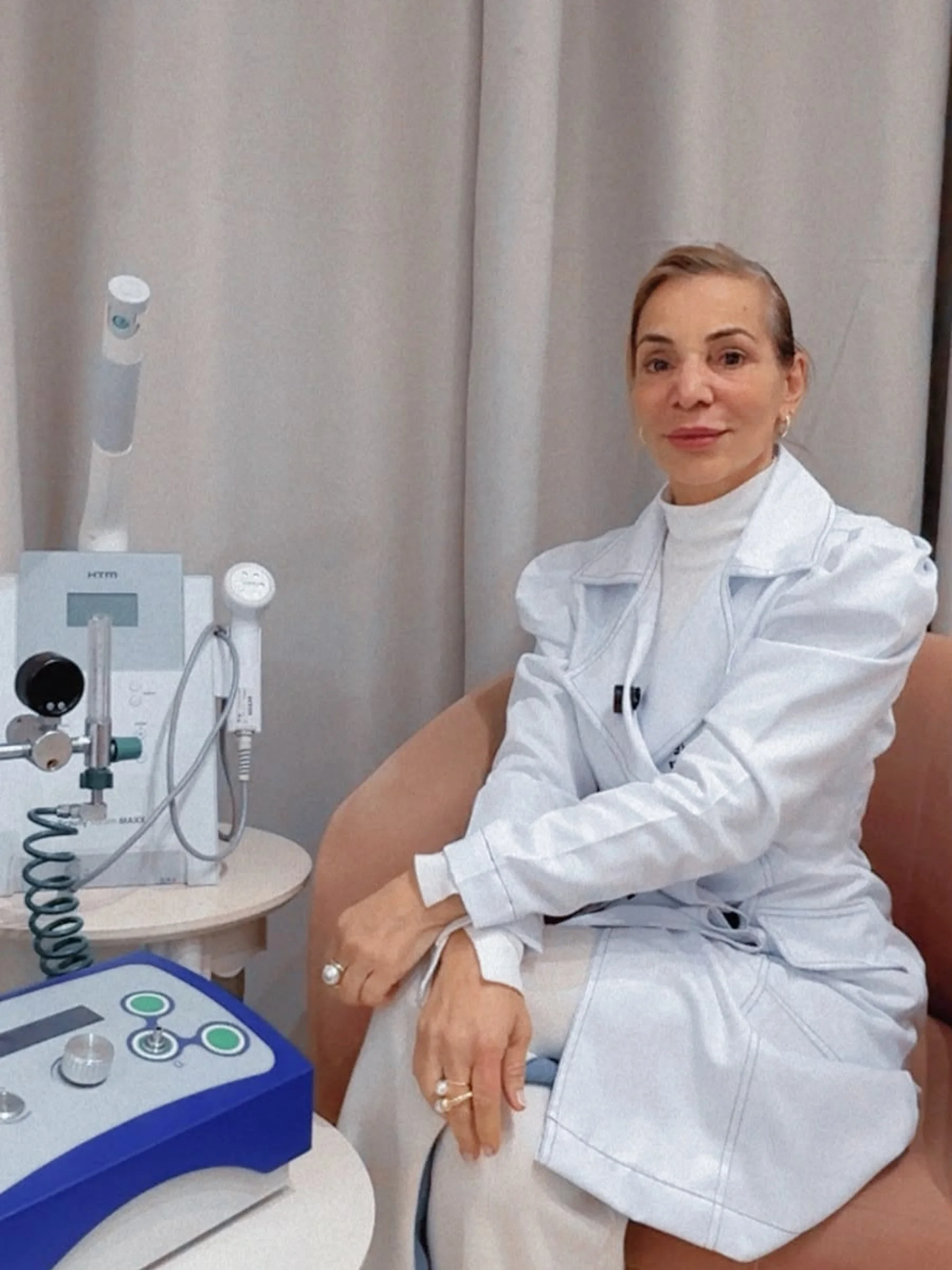Dra. Ana Paula Nunes no consultório